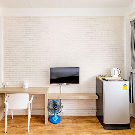 Ze Residence Bang Aor Station Банкок Екстериор снимка