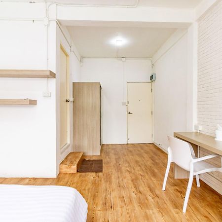 Ze Residence Bang Aor Station Банкок Екстериор снимка
