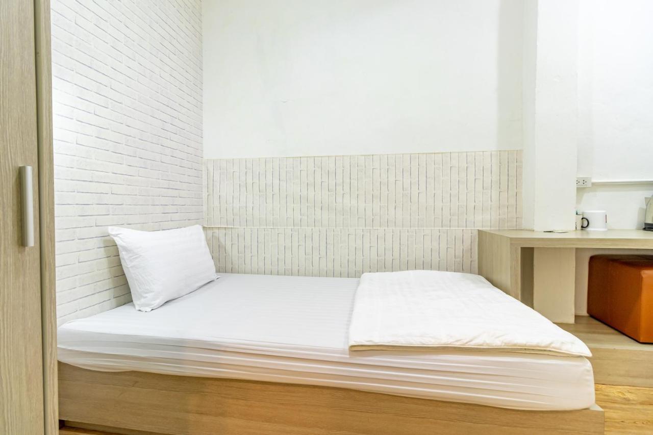 Ze Residence Bang Aor Station Банкок Екстериор снимка