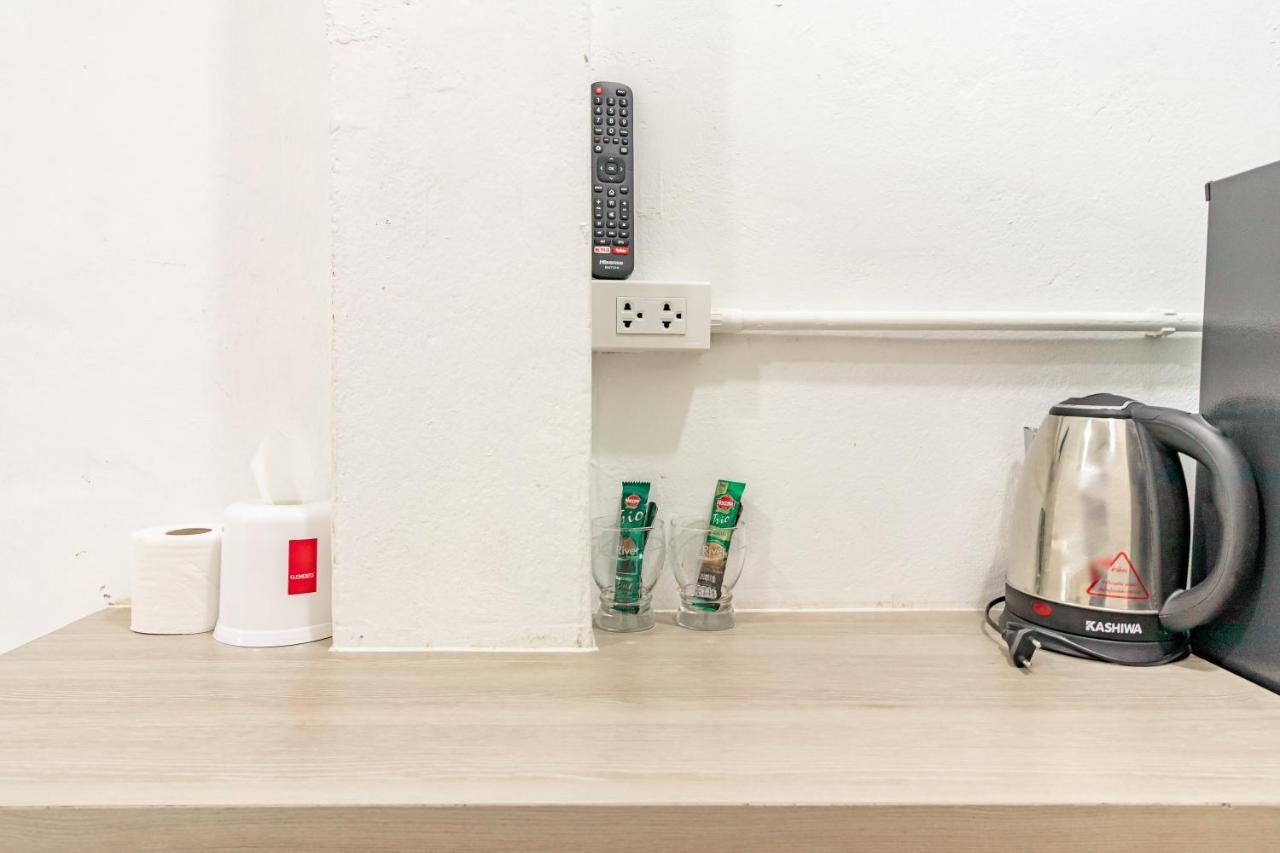 Ze Residence Bang Aor Station Банкок Екстериор снимка
