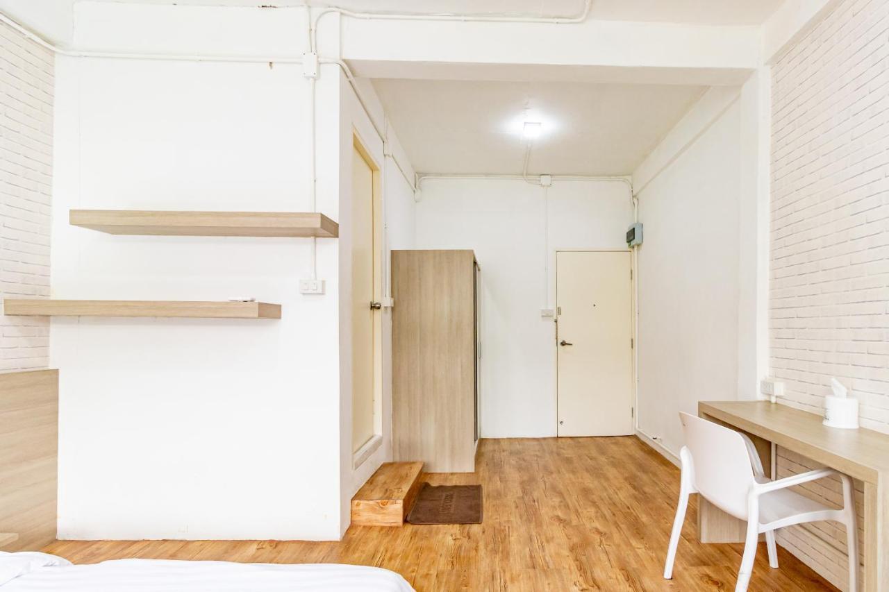 Ze Residence Bang Aor Station Банкок Екстериор снимка