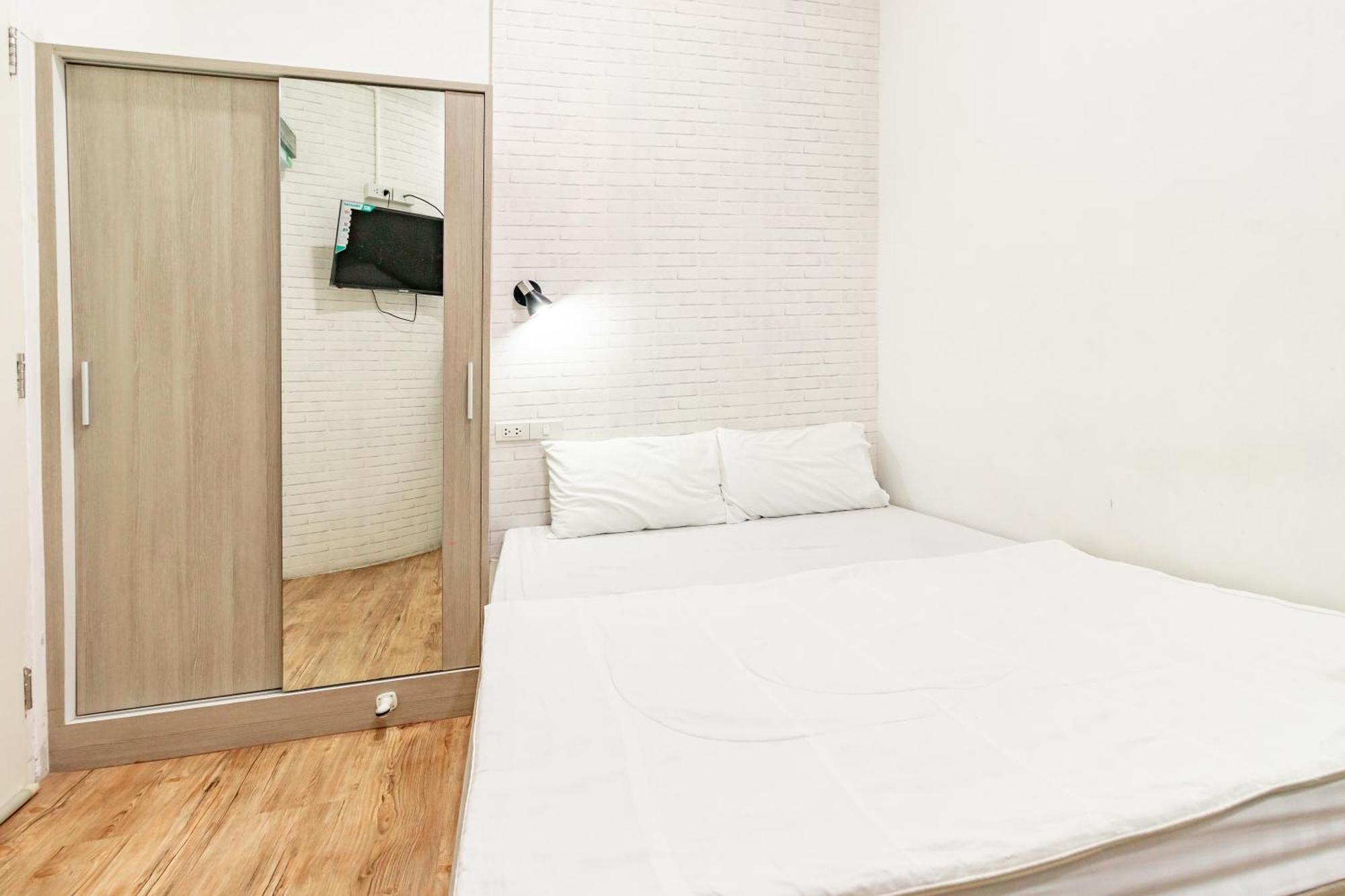 Ze Residence Bang Aor Station Банкок Екстериор снимка