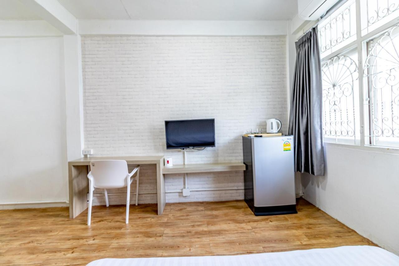Ze Residence Bang Aor Station Банкок Екстериор снимка