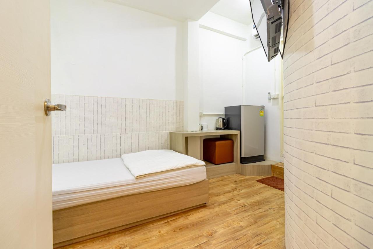 Ze Residence Bang Aor Station Банкок Екстериор снимка