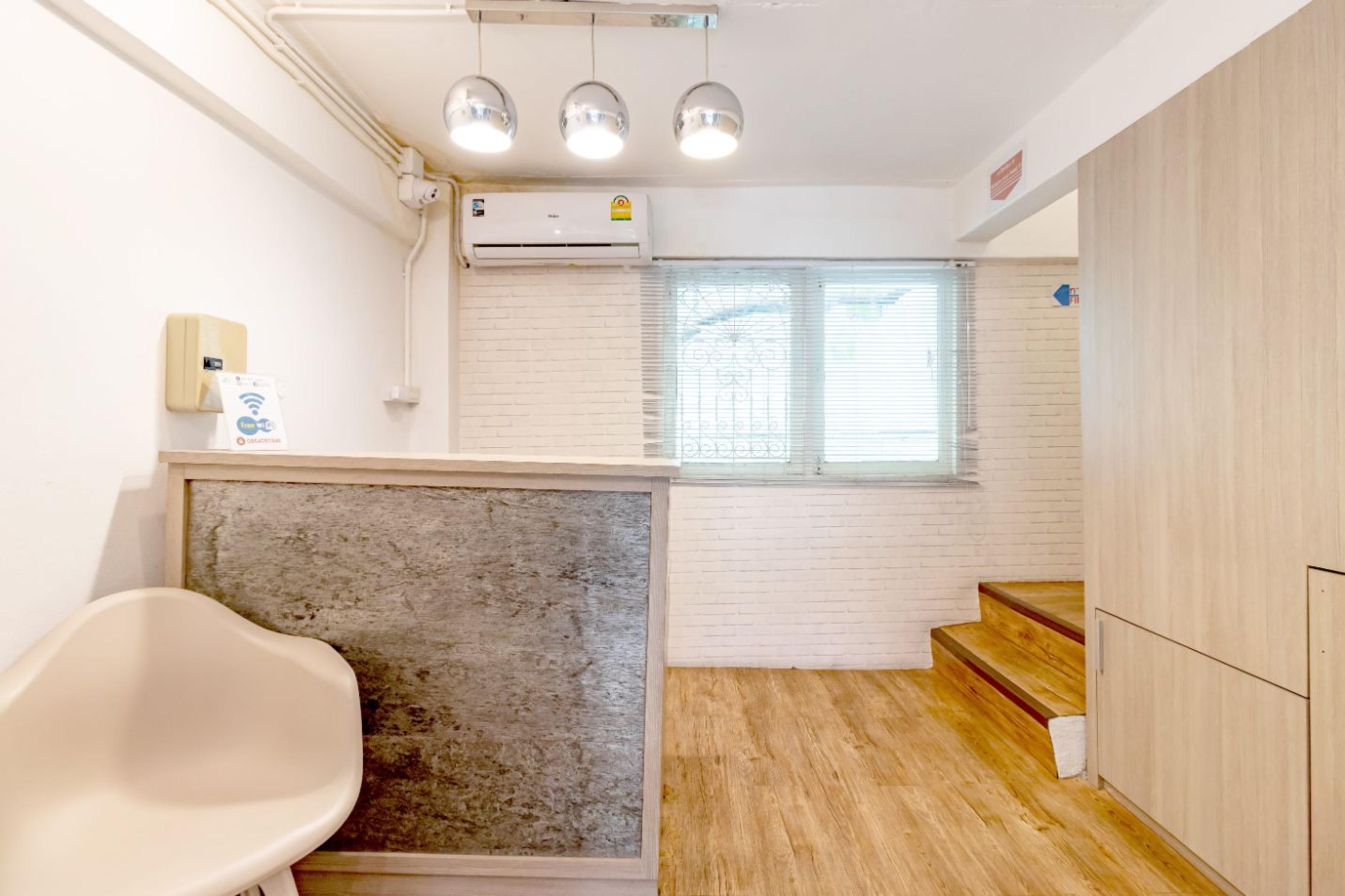 Ze Residence Bang Aor Station Банкок Екстериор снимка