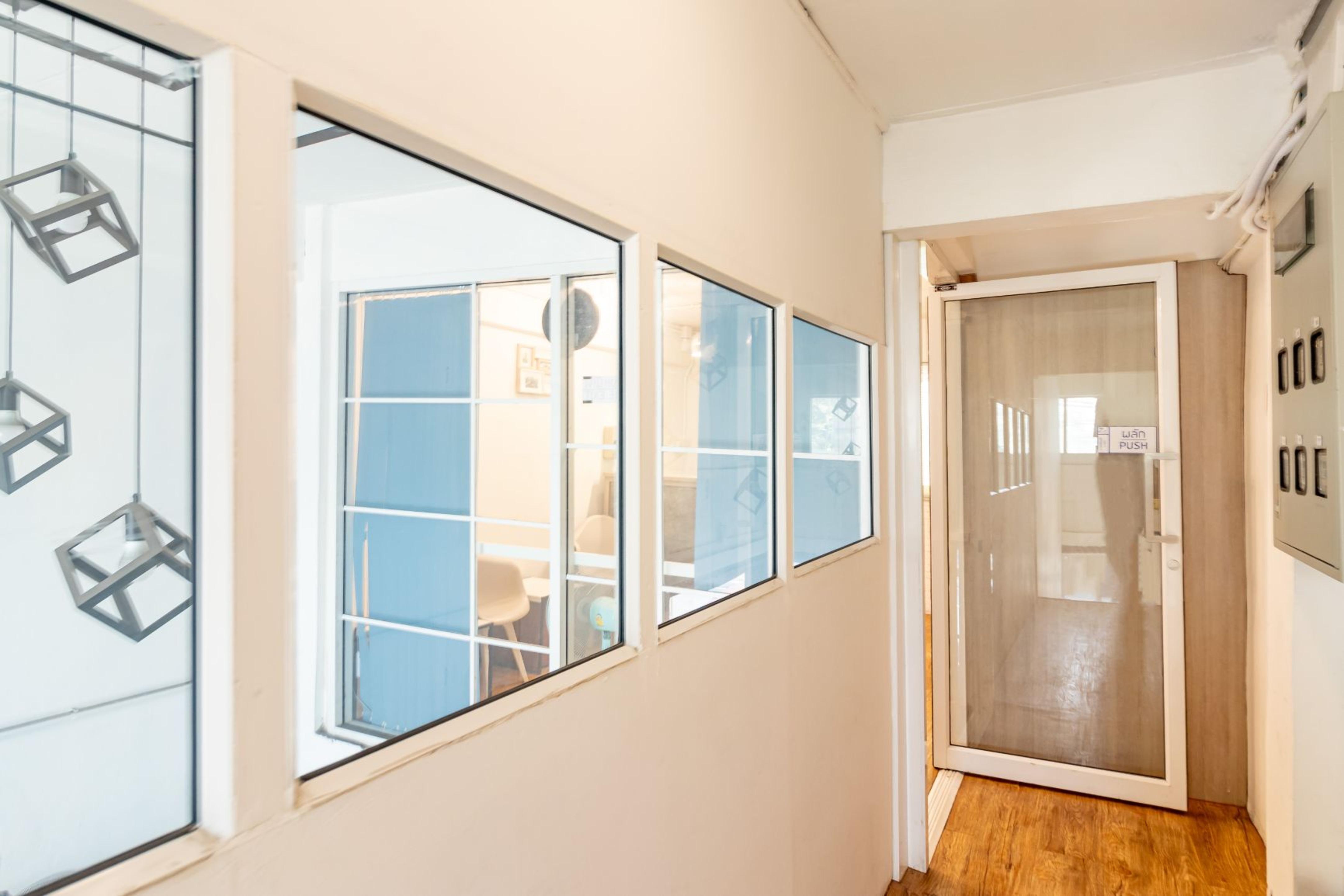 Ze Residence Bang Aor Station Банкок Екстериор снимка