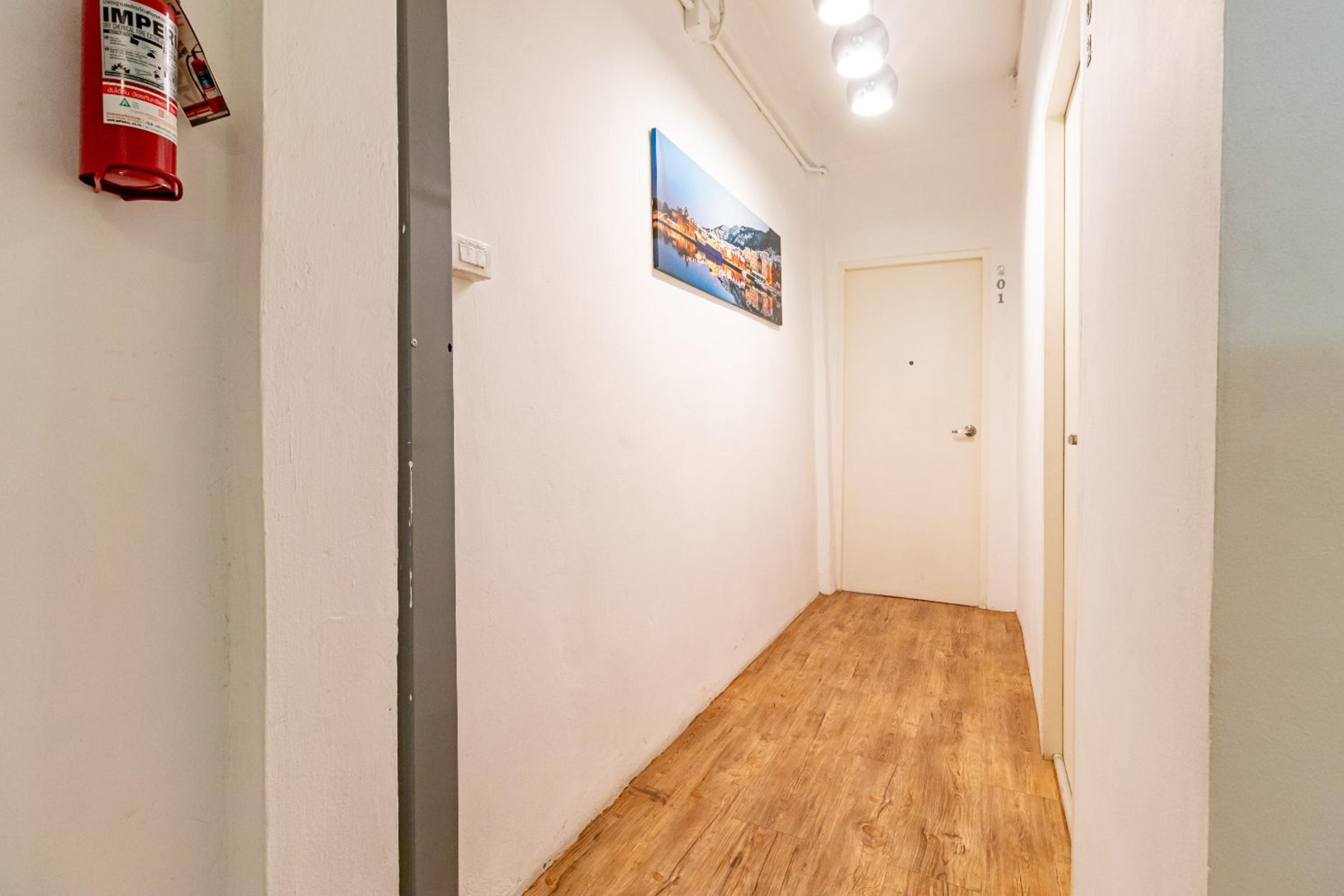 Ze Residence Bang Aor Station Банкок Екстериор снимка