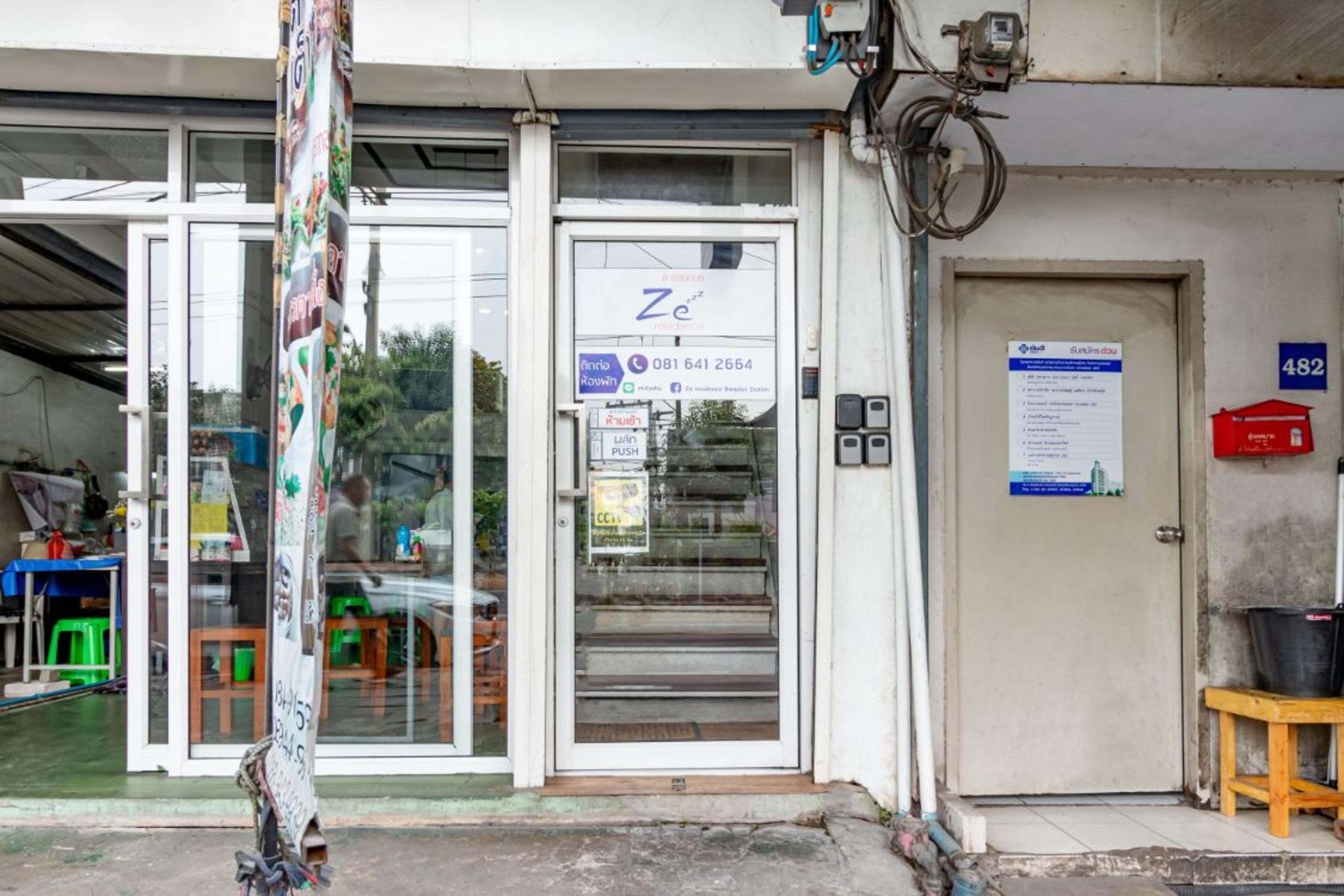 Ze Residence Bang Aor Station Банкок Екстериор снимка